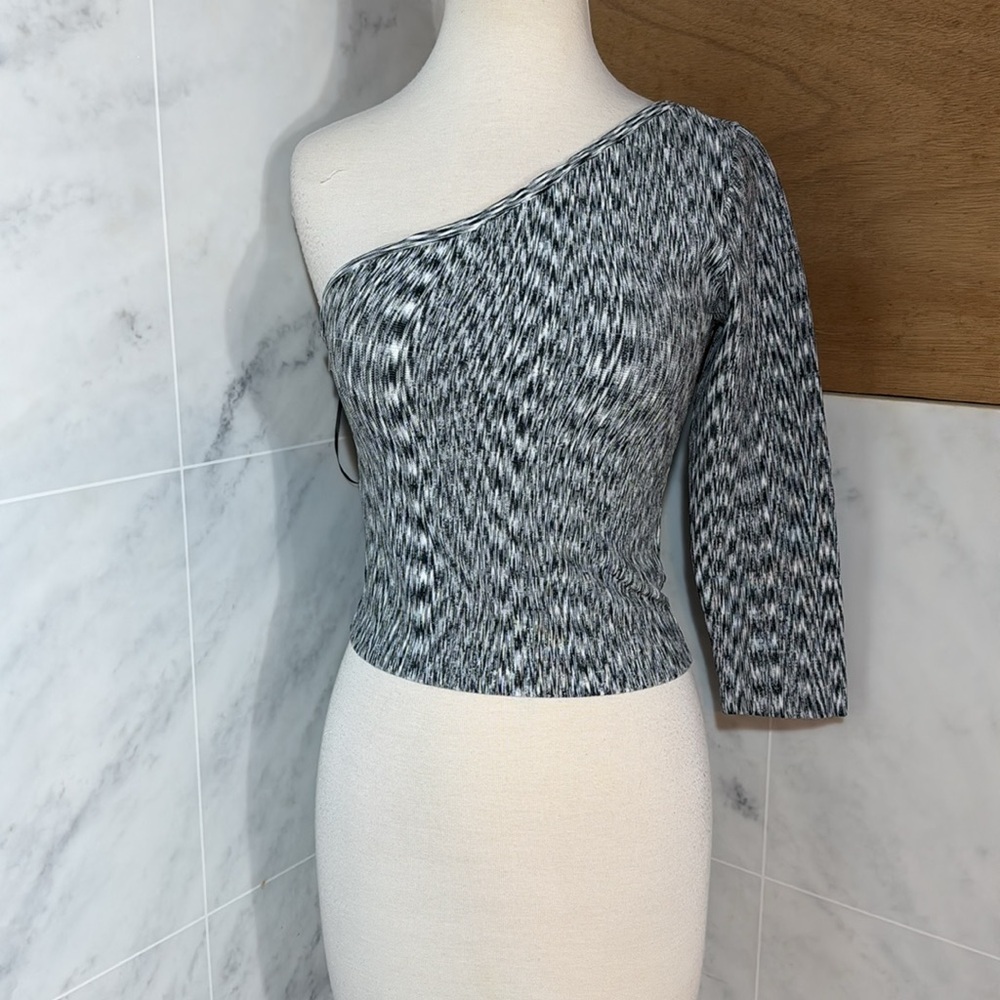 ❤️NWT Guess size M 3/4 silvers one shoulder mirage
